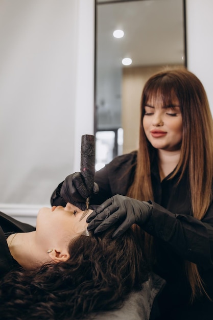 Trucco permanente sulle sopracciglia nel salone di bellezza