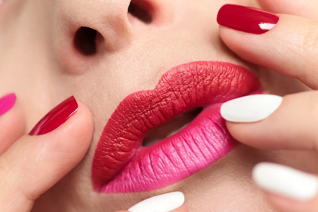 Trucco rosa e rosso per manicure e labbra