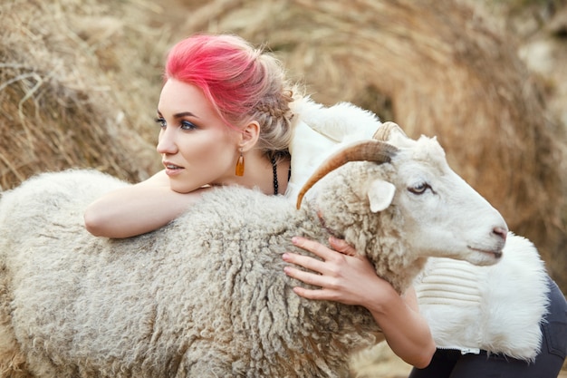 Trucco rosso brillante donna sul viso abbracci RAM cornuto.