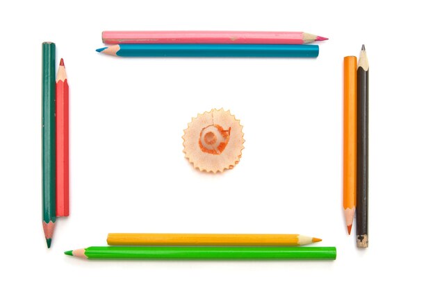Trucioli di matite di legno colorato su sfondo bianco. Oggetto isolato.