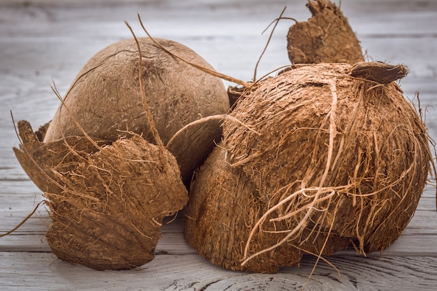 trucioli sparsi interi della noce di cocco di su fondo di legno