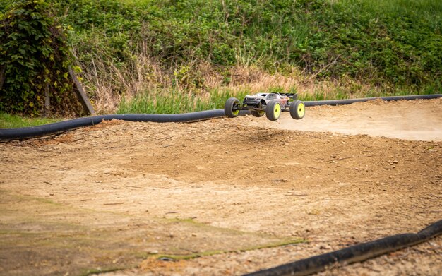 Truggy RC in aria dopo il lancio da un salto in pista