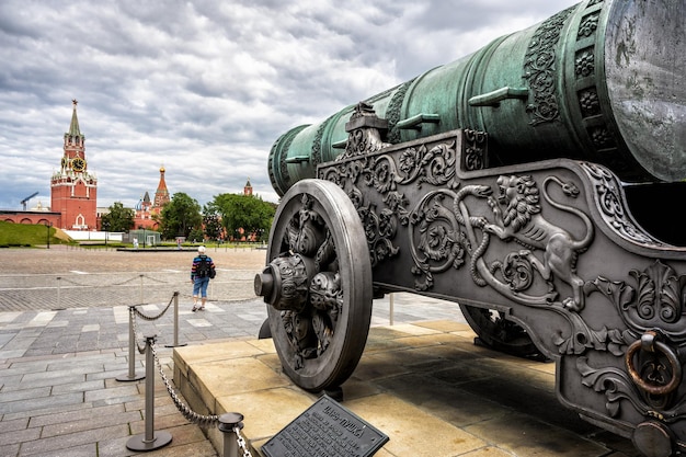 Tsar Cannon o TzarPushka Re dei cannoni che domina il Cremlino di Mosca torri Russia