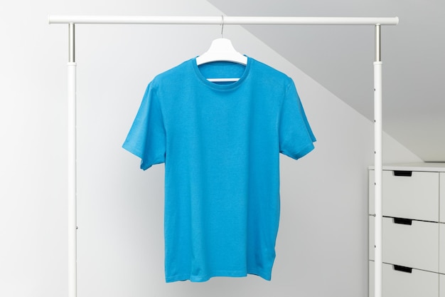 Tshirt appesa al porta abiti Collo tondo colore blu Modello mock up