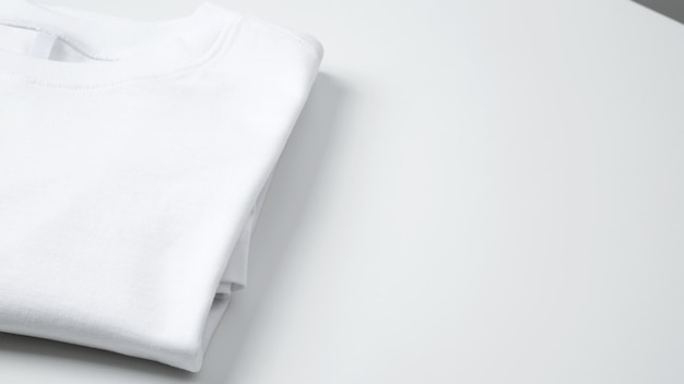 Tshirt bianca piegata di base Mock up per tshirt branding Copia spazio