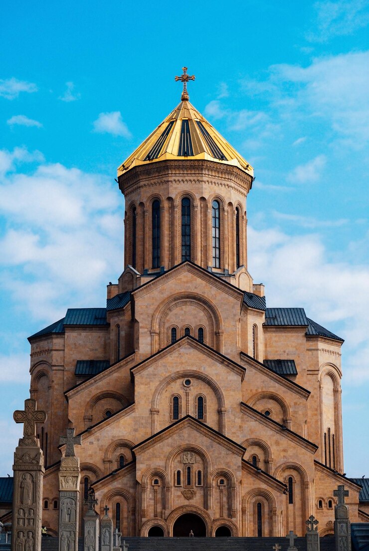 Tsminda Sameba Chiesa della Santissima Trinità a Tbilisi Georgia in una giornata di sole contro un cielo blu