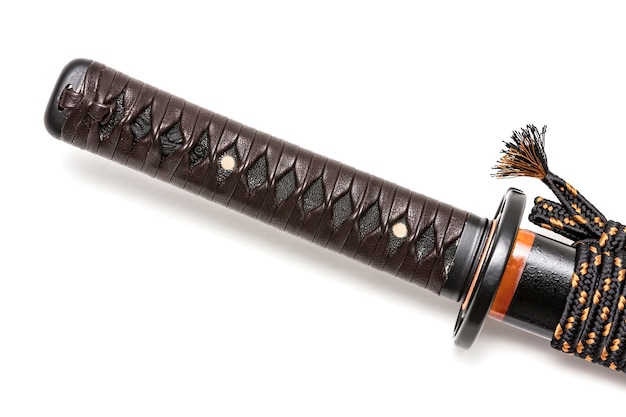 Tsuka: manico della spada giapponese. Raggi pelle nera e cordoncino in pelle marrone con raccordo in acciaio.