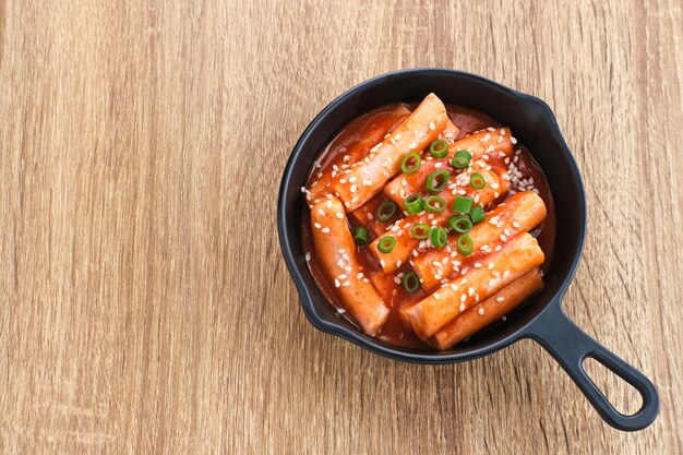 Tteokbokki o Topokki torta di riso stick popolare cibo di strada coreano con salsa piccante gochujang