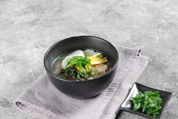 Tteokguk è una zuppa di torta di riso coreana mangiata durante il capodanno coreano o Seollal.