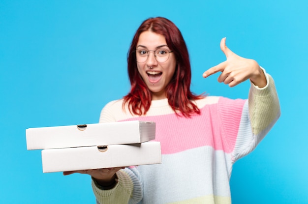 Tty donna con scatole per pizza da asporto