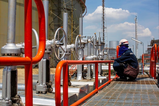 Tubazione visiva di ispezione del lavoratore maschio e vapore del tubo della valvola