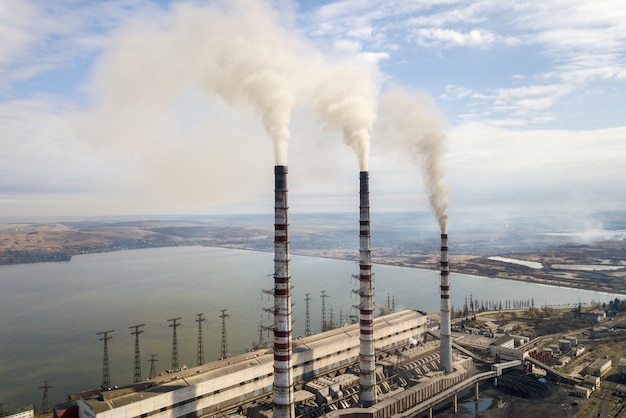 Tubi alti della centrale elettrica, fumo bianco