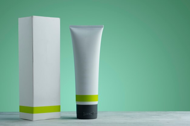 Tubi crema di diverse dimensioni con sfondo verde