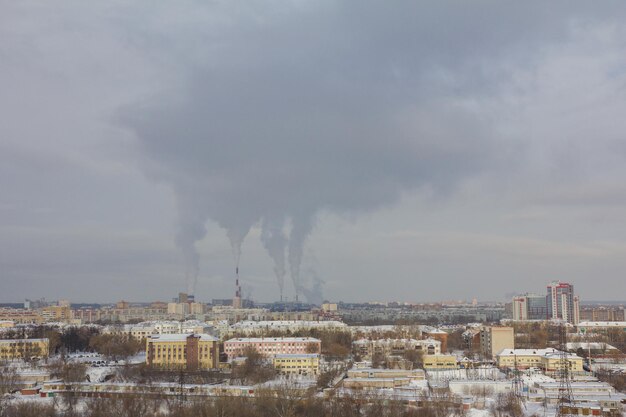 Tubi di fumo nello skyline - Paesaggio industriale nella città della neve invernale, grandangolo