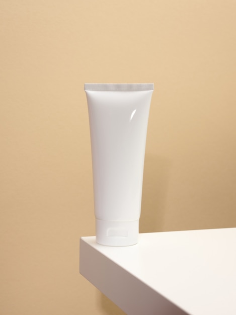 Tubi di plastica bianchi vuoti per cosmetici su un tavolo bianco. Packaging per crema, gel, siero, pubblicità e promozione del prodotto, mock up