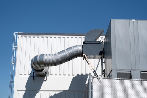 Tubi di ventilazione dell'aria di fabbrica all'esterno di un edificio industriale