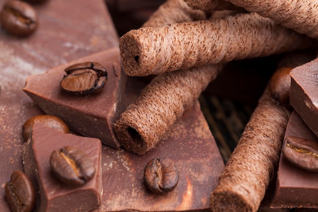 Tubi di waffle al cioccolato con ripieno di cioccolato