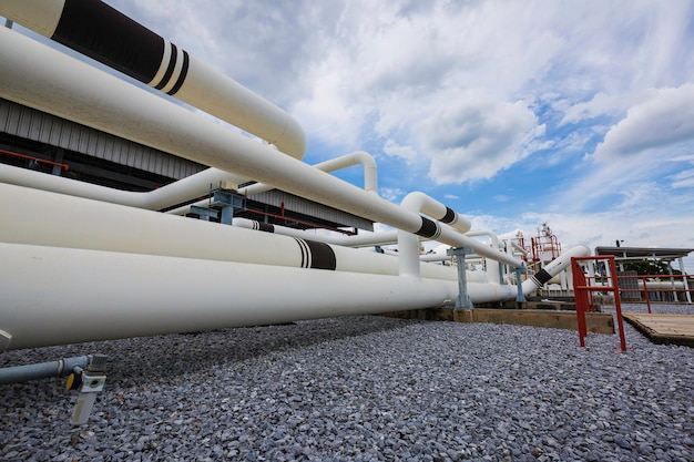 Tubi lunghi in acciaio e gomito del tubo nella fabbrica di petrolio della stazione durante la raffineria Industria petrolchimica