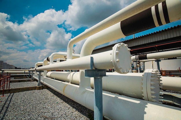 Tubi lunghi in acciaio e gomito del tubo nella fabbrica di petrolio della stazione durante la raffineria Industria petrolchimica