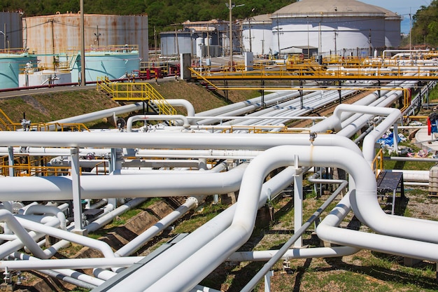 Tubi lunghi in acciaio nella fabbrica di petrolio del serbatoio grezzo durante la raffineria Industria petrolchimica nella distilleria del sito di gas