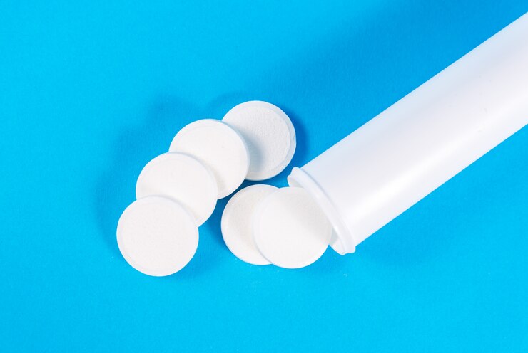 Tubo bianco rotondo con compresse solubili effervescenti. Vitamine