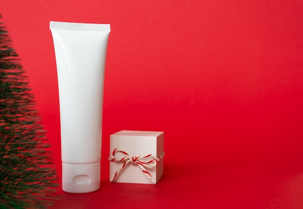 Tubo crema cosmetica bianca e confezione regalo