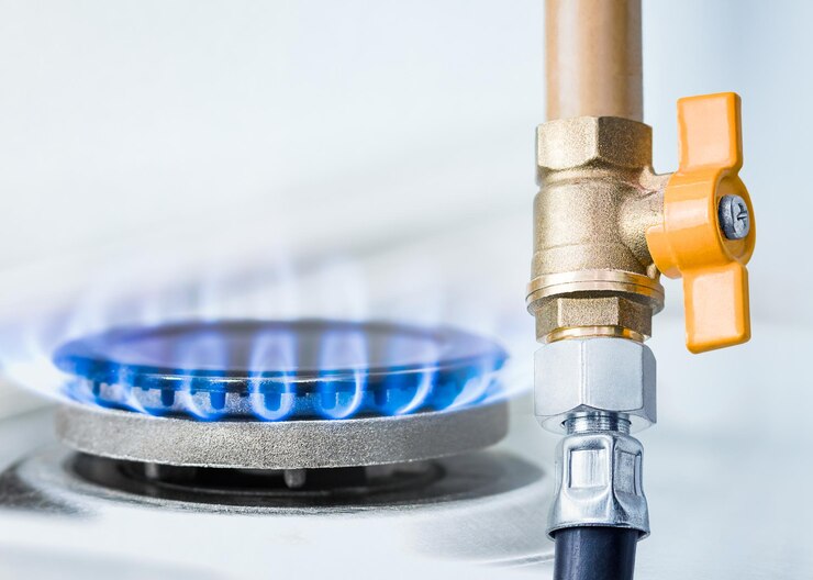 Tubo del gas con valvola gialla aperta e bruciatore a gas a combustione doppia esposizione dell'uso del gas naturale