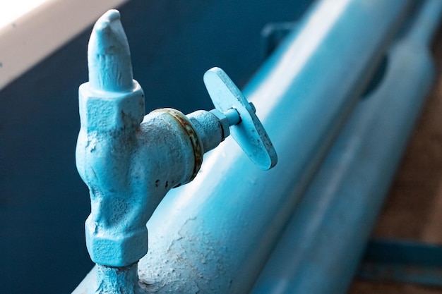 Tubo dell'acqua con valvola dipinta di blu da vicino