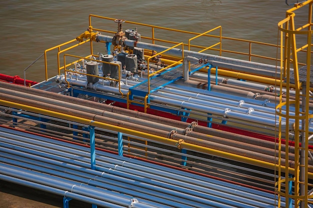 Tubo dell'oleodotto del carburante sul molo del fiume