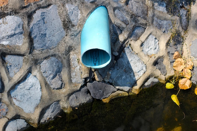 Tubo di drenaggio in parete di pietra