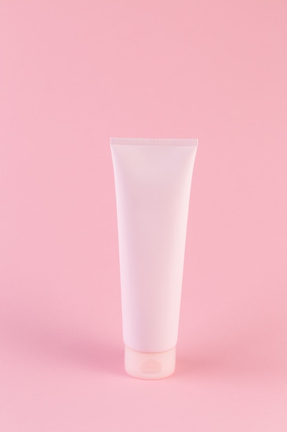 Tubo di plastica bianco con crema viso o corpo