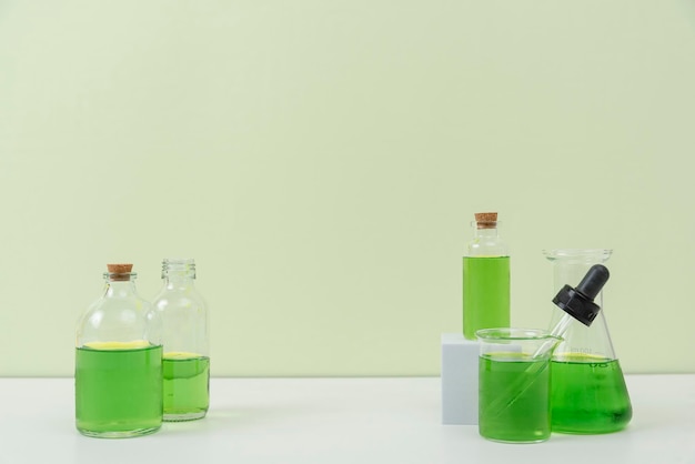 tubo di prova e podio con spazio vuoto sullo sfondo del laboratorio per la pubblicità delle piante