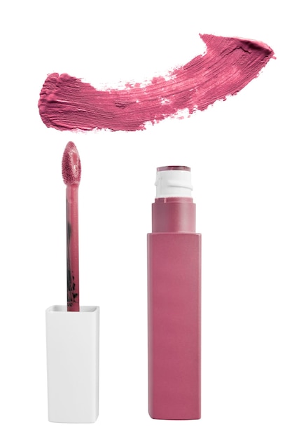 Tubo di rossetto liquido opaco rosa bacca e campione di colore su sfondo bianco