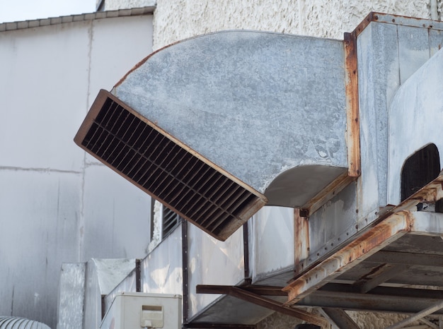 Tubo di ventilazione e condizionamento installato all'esterno dell'edificio