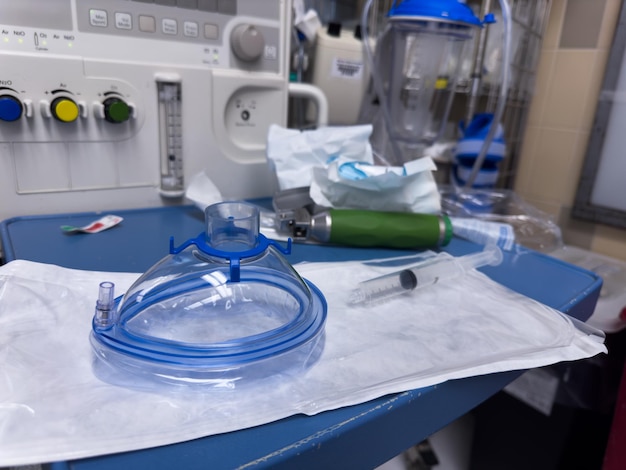 tubo endotracheale e maschera di ventilazione che simboleggia le cure critiche e le procedure di salvataggio in un ho