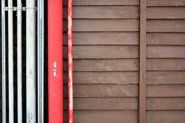 Tubo in acciaio rosso in legno antico