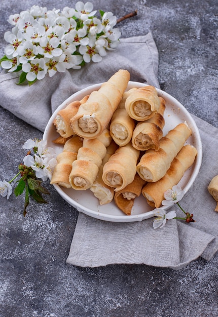 Tubuli dolci o coni con crema