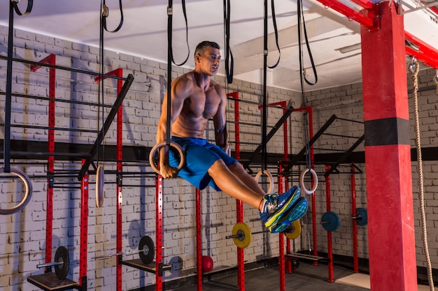 tuffo anello ragazza uomo muscolare suona allenamento