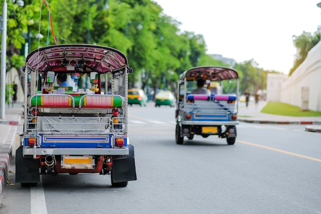 Tuk Tuk (auto taxi tailandese tradizionale) parcheggio per attendere un passeggero turistico