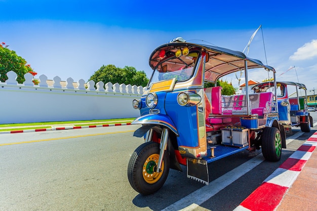 Tuk Tuk è un parco di fronte al Wat Phra Kaeo o al Grand Palace in attesa del turista Bangkok in Thailandia