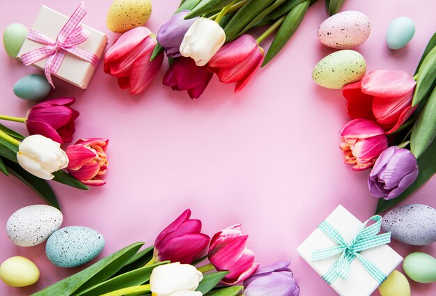 Tulip musim semi dan telur Paskah