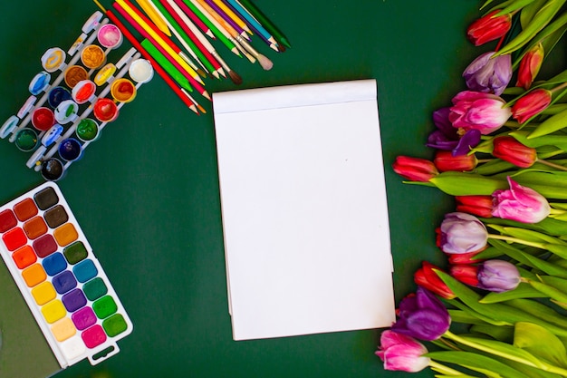Tulipani con carta bianca dell'acquerello e matite colorate. Foto di alta qualità