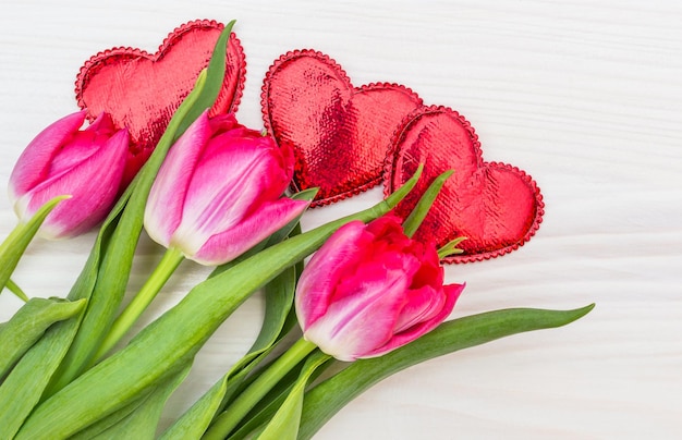 Tulipani con fondo di legno dei cuori