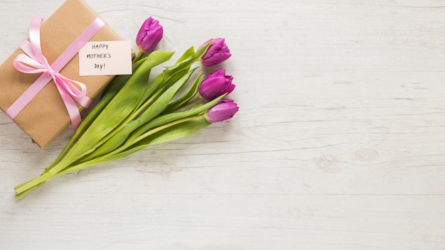 Tulipani con regalo e scritta Happy Mothers Day