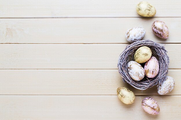 Tulipani di Pasqua della primavera in secchio su legno d'annata bianco