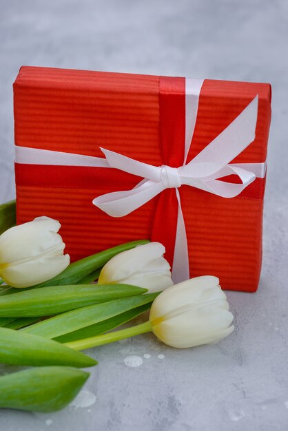 Tulipani e confezione regalo con spazio di copia