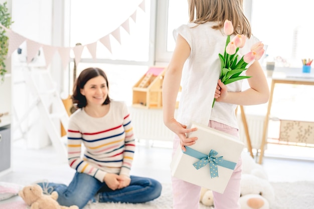 Tulipani e confezione regalo per una mamma felice