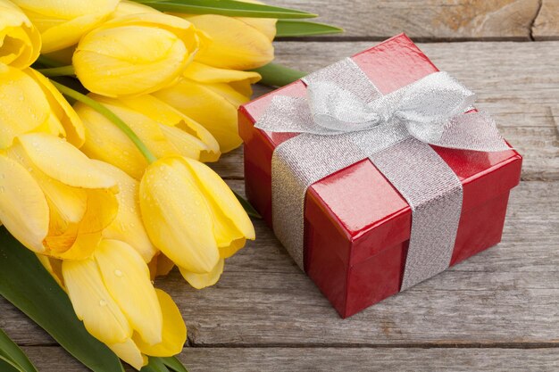 Tulipani gialli e confezione regalo