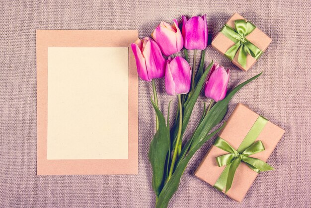 Tulipani rosa con foglio di carta bianco e confezione regalo