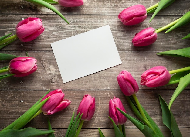 Tulipani rosa e carta regalo su sfondo di legno Spazio per il testo Vista dall'alto Rosa